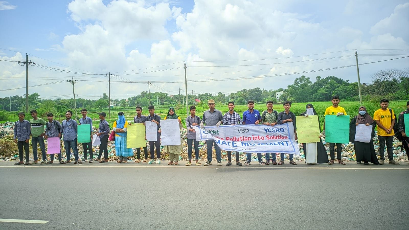 কুমিল্লায় পরিবেশ রক্ষায় তরুণদের ময়লার ভাগাড়ে মানববন্ধন